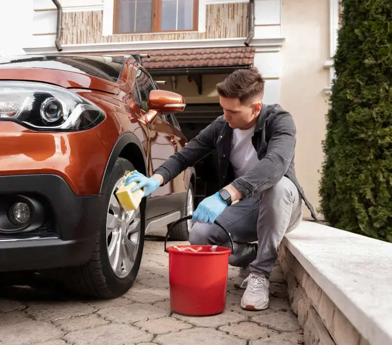 Lavage auto à domicile Saint-Estève : professionnel intervenant sur un véhicule